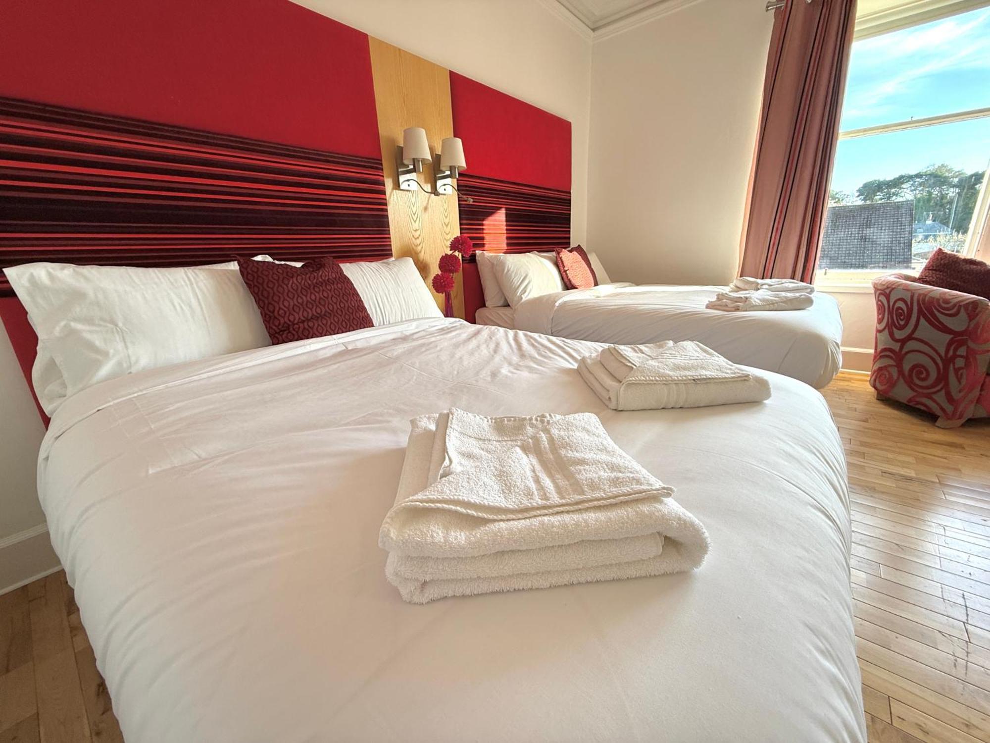 Отель The Clubhouse Нэрн Экстерьер фото